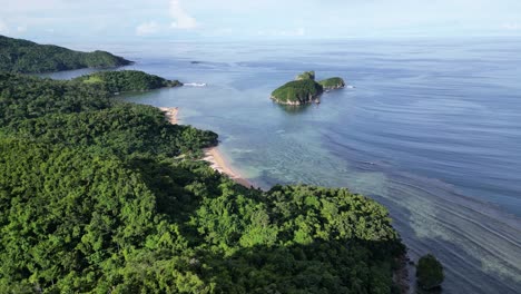 Sobrevuelo-Aéreo-De-La-Selva-Tropical-Hacia-La-Playa-Y-Las-Islas,-Catanduanes,-Filipinas