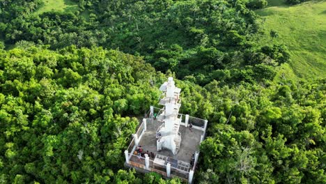Eine-Atemberaubende-Luftaufnahme-Des-Bote-Leuchtturms-In-Catanduanes,-Mit-Einer-Neigung-Nach-Unten,-Die-Touristen-Zeigt,-Die-Die-Atemberaubende-Aussicht-Genießen