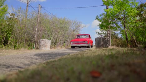 Chevrolet-C10-Coche-Rodando-Tiro,-En-La-Carretera-Del-País-Durante-El-Día-Soleado