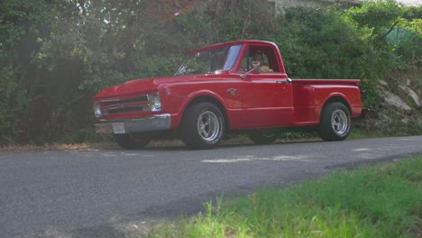 Chevrolet-C10-Coche-Rodando-Tiro,-En-La-Carretera-Del-País-Durante-El-Día-Soleado