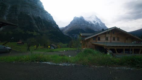 Cabaña-De-Madera-En-Las-Montañas-Grindelwald-En-4k