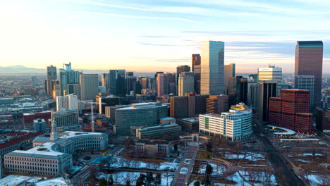 Die-Skyline-Der-Innenstadt-Von-Denver-Leuchtet-Bei-Sonnenuntergang-–-Goldenes-Dreieck-Aus-Der-Luft