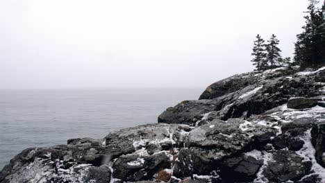 Maine-Klippe-Mit-Blick-Auf-Das-Meer-Auf-Der-Seite,-Mittlerer-Schneefall,-Zeitlupe,-24-Bilder-Pro-Sekunde