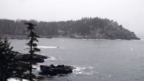 Blick-Auf-Die-Küste-Von-Maine,-Kaputte-Brücke,-Mittlerer-Schnee,-60-Fps