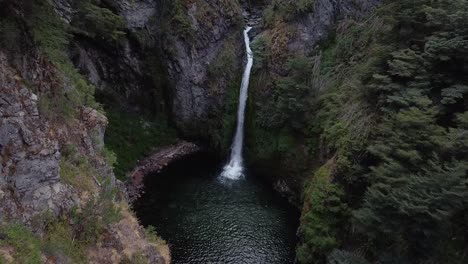 Wunderschöner-Wasserfall,-Bergwasserbach,-Der-Von-Einer-Klippe-Fällt,-Unberührte-Natur-In-Patagonien,-Argentinien,-Südamerika
