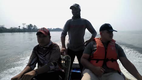 Close-Shot-Of-Fishermen-Riding-Small-Boat-In-Parana-River,-Paraguay