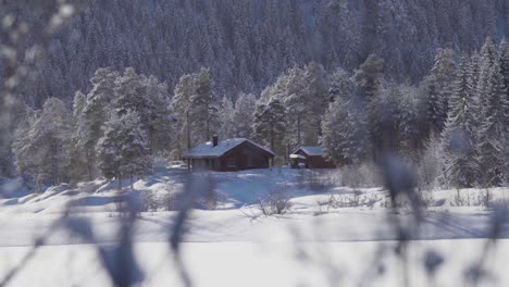 Cabañas-En-Paisaje-Nevado-En-Indre-Fosen,-Noruega---Ancho