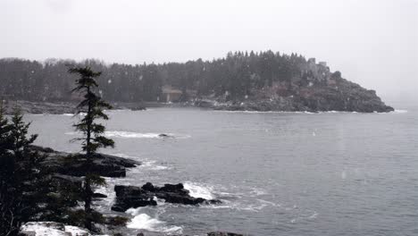 Blick-Auf-Die-Küste-Von-Maine,-Kaputte-Brücke,-Mittlerer-Schnee,-Zeitlupe,-24-Bilder-Pro-Sekunde