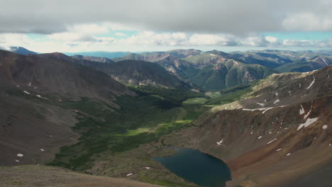 Luftaufnahme-Des-Loveland-Pass,-Der-Berggipfel-Und-Des-Gletschersees,-Colorado,-USA