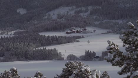 Paisaje-Invernal-Con-Bosque-Y-Cabañas-Cubiertas-De-Nieve-En-Indre-Fosen,-Noruega---Ancho