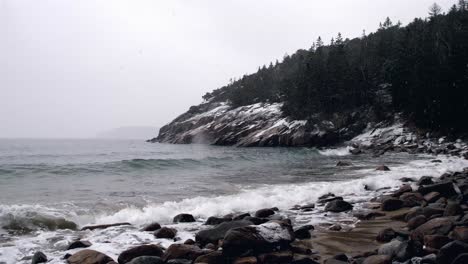 Maine-Sand-Rock-Shore-Seitenansicht-Mittlerer-Schnee-60fps