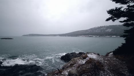 Blick-Auf-Die-Küste-Von-Maine-Mit-Pfad,-Leichtem-Schnee,-60-Fps