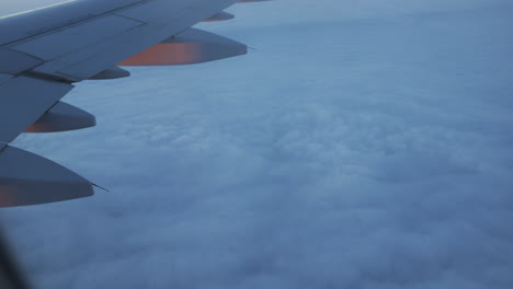 Die-Schönheit-Des-Fliegens:-Ein-Atemberaubender-Blick-Auf-Die-Wolken-Bequem-Von-Ihrem-Sitzplatz-Aus