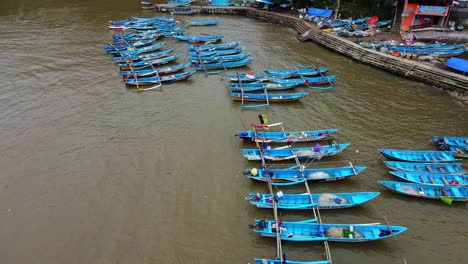 Asiatische-Traditionelle-Holzboote-Schwimmen-In-Schmutzigen-Gewässern-Des-Südostasiatischen-Hafens