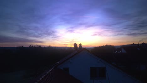 Lila-Und-Blauer-Dramatischer-Sonnenaufgang-Am-Frühen-Morgen-über-Der-Silhouettenbaumgrenze-In-Deutschland-In-4k