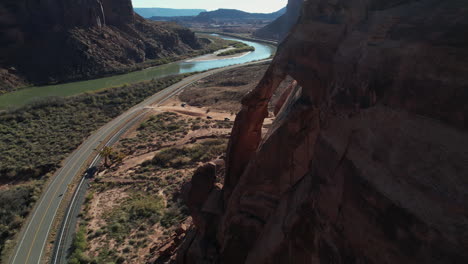 Filmische-Luftaufnahme-Der-Utah-State-Route-Am-Colorado-River-Und-Sandsteinfelsformationen-In-Der-Nähe-Von-Moab,-USA
