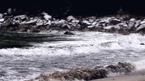 Maine-Wellen,-Nahaufnahme,-Seitliche-Aufnahme,-Mittlerer-Schnee,-Zeitlupe