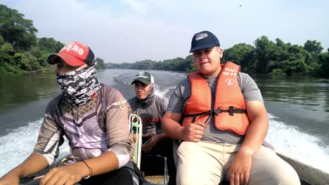 Close-Shot-Of-Fishermen-Riding-Small-Boat-In-Parana-River,-Paraguay