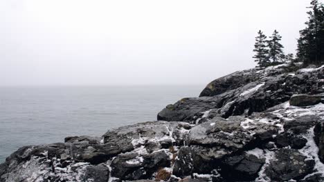 Maine-Klippe-Mit-Blick-Auf-Das-Meer-Auf-Der-Seite,-Mittlerer-Schneefall,-60-Fps