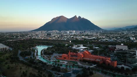 Luftaufnahme-über-Die-Ruhmeshalle-Des-Mexikanischen-Baseballmuseums,-In-Richtung-Des-Berges-Cerro-De-La-Silla,-Sonnenuntergang-In-Monterrey,-Mexiko