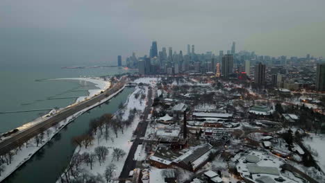 Aerial-view-overlooking-the-snowy-Lincoln-park,-cloudy-evening-in-Chicago,-USA
