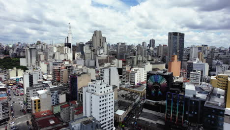 Drohnenaufnahme-Eines-Farbenfrohen-Gebäudes-Im-Stadtzentrum-Von-Sao-Paulo,-Teilweise-Sonniges-Brasilien