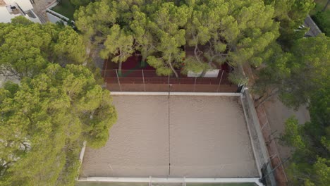 Drohne-Fliegt-über-Luxusimmobilien-Auf-Mallorca,-Spanien,-Um-Tennisplatz,-Pool-Und-Grundstück-Von-Oben-Zu-Zeigen