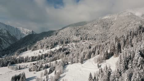 Epische-Bergdorf-Schneelandschaft-Mit-Schnee,-Sonnenlicht-Und-Blauem-Himmel