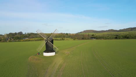 Windmühle-Mit-Vier-Segeln-Auf-Einem-Ländlichen,-Landwirtschaftlich-Genutzten-Feld-In-Großbritannien-–-Luftaufnahme-Mit-Kopierraum