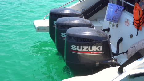 3-Suzuki-Außenbordmotoren-Am-Heck-Des-Schnellboots