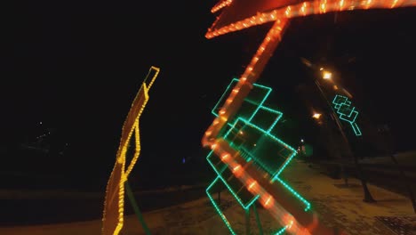 Amarillo,-Verde,-Rojo---Decoraciones-Del-Espacio-De-La-Ciudad-En-La-Noche-De-Invierno