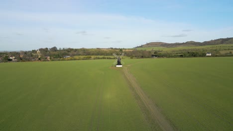 Traditionelle-Windmühle-Im-Ländlichen-Feld-In-Pitstone,-England---Luftaufnahme