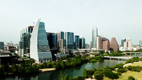 Eine-Drohnenansicht-Der-Innenstadt-Von-Austin,-Texas