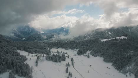 Verschneite-Bergtallandschaft-Mit-Schnee,-Sonnenlicht-Und-Blauem-Himmel
