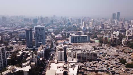 Toma-Aérea-Del-Paisaje-Urbano-Nebuloso-De-Mumbai-Bombay,-Contaminación-Por-Niebla-Bajo-El-Horizonte,-India