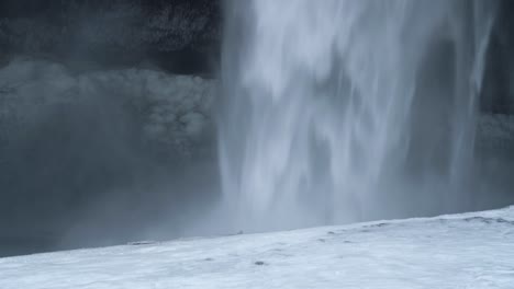 Seljalandsfoss-In-Island-–-Atemberaubender-Wasserfall-Mit-Gischt,-Der-Durch-Eine-Mächtige-Kaskade-Erzeugt-Wird