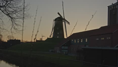 Statische-Ansicht-Der-Schönen-Alten-Windmühle-In-Den-Niederlanden-Bei-Sonnenuntergang