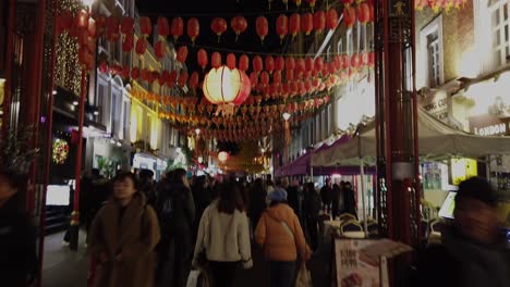 Caminando-Por-La-Ciudad-De-China-En-Londres-Por-La-Noche-Durante-El-Período-Navideño-De-2022,-Mostrando-Multitudes-De-Personas-En-Las-Calles-Iluminadas-Y-Decoraciones-Callejeras