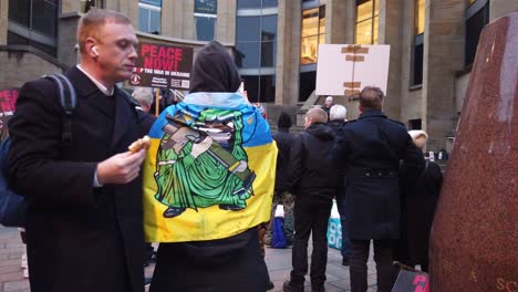 Ein-Mann-Mit-Der-Ukrainischen-Flagge-Filmt-Den-Protest