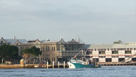 Barco-De-Arrastre-De-Pesca-Que-Sale-Del-Puerto-De-Sydney-En-Australia
