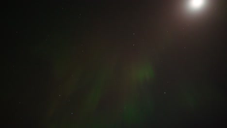 Rote-Aurora-Borealis-Mit-Sternenklarem-Und-Hellem-Mond-Am-Himmel