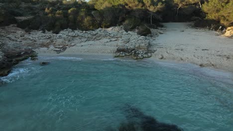 Playa-Es-Bot-En-Pequeña-Cala-Aislada-En-Menorca,-España
