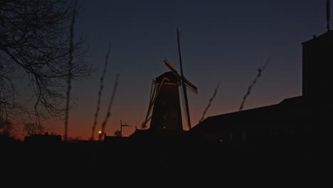 Fokusgestell-Vom-Schilf-Bis-Zur-Historischen-Windmühle-Zur-Magischen-Stunde-In-Den-Niederlanden