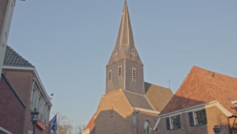 Kippen-Sie-Die-Historische-Kirche-In-Der-Kleinstadt-Bredevoort-Zu-Autos,-Die-Auf-Dem-Stadtplatz-Geparkt-Sind