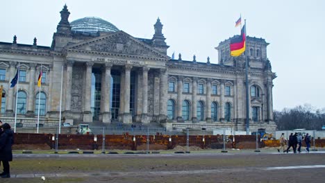 Establecedor-De-Vista-Amplia-Estática-Edificio-Del-Reichstag-Con-Turistas-Que-Pasan,-Berlín