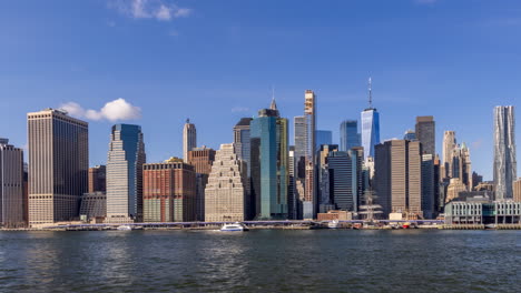 Lapso-De-Tiempo-De-La-Ciudad-De-Nueva-York-Frente-Al-Centro-Y-El-Distrito-Financiero-En-Un-Día-Soleado-Con-Algunas-Nubes