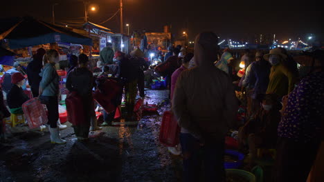 Menschen-Kaufen-Und-Verkaufen-Fisch-Im-Größten-Fischereizentrum-Tho-Quang-Sehr-Früh-Am-Morgen,-Vietnam