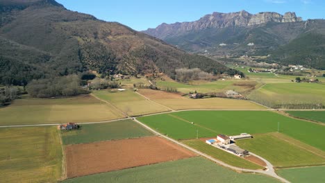 Luftbilder-Mit-Drohne-In-Girona,-Bebaute-Felder,-Spanien,-Natur,-Sonniger-Tag,-Landwirtschaftliche-Betriebe-Aus-Der-Luft