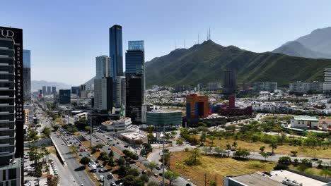Vista-Aérea-Alrededor-Del-Tráfico-Y-Los-Rascacielos-En-El-Soleado-San-Pedro-Garza-Garcia,-Monterrey,-México