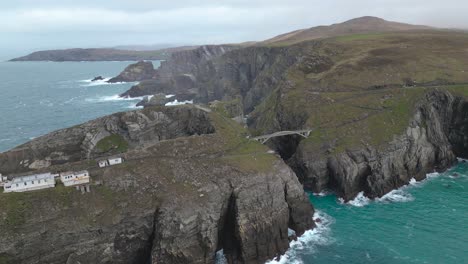 Mizen-Head-is-a-spectacular-promontory-located-on-the-southwestern-tip-of-Ireland,-overlooking-the-Atlantic-Ocean